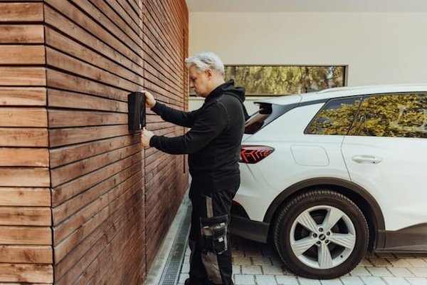 Quelles sont les étapes clés pour réussir la transition vers une flotte de véhicules électriques en entreprise ?